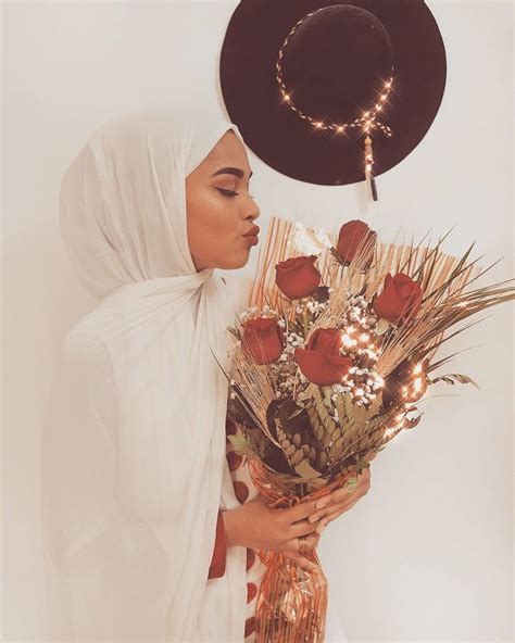 Luxyhijab Adlı Kullanıcının Hijabis With Flowers المحجبات و الورود Panosundaki Pin Başörtüsü