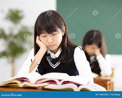 étudiant Ennuyé Dadolescent Se Reposant Sur La Pile De B Photo Stock Image Du Difficile