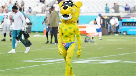 Jaguars Mascot Wears Speedo Vs Ravens Prompting Strong Nfl Twitter