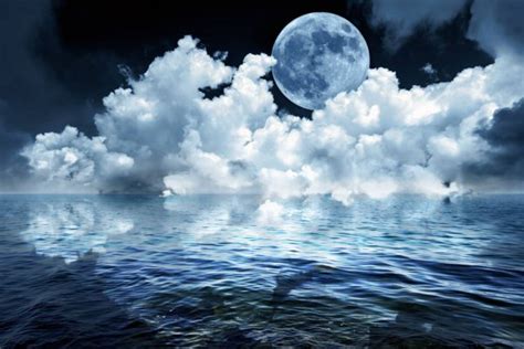 Full Moon In Night Sky Over Water — Stock Photo © Kagenmi
