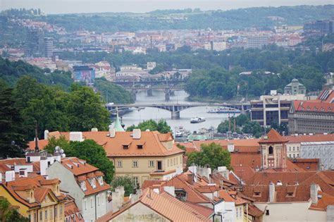 Die Moldau in Prag - ein Fluss in der Hauptstadt von ...