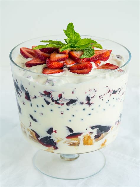 See more ideas about low calorie desserts, food, recipes. Ketogenic Trifle - A Very Keto Christmas | Recipe | Low carb diet recipes, Healthy trifle, Sugar ...