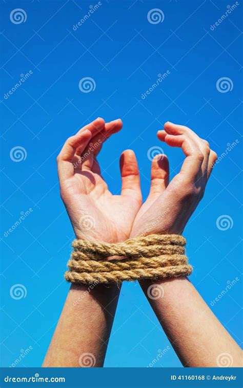 Mãos Amarradas Acima Com Corda Foto De Stock Imagem De Direitas Dureza 41160168