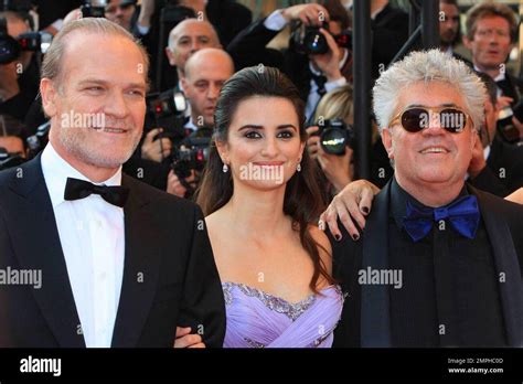 Lluis Homar Penelope Cruz And Pedro Almodovar At The Premiere For Broken Embraces In Cannes