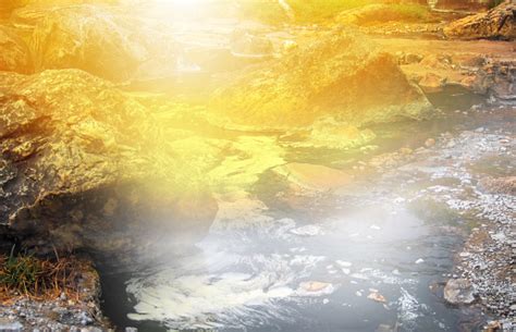 Mata Air Panas Alami Asap Naik Di Sepanjang Permukaan Air Cahaya Oranye