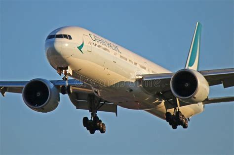 Cathay Pacific Boeing 777 300er Front Close Up Imagen Editorial