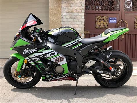 It was originally released in 2004 and has been updated and revised throughout the years. Kawasaki Ninja ZX-10R ABS 2015 - Motogiare.com