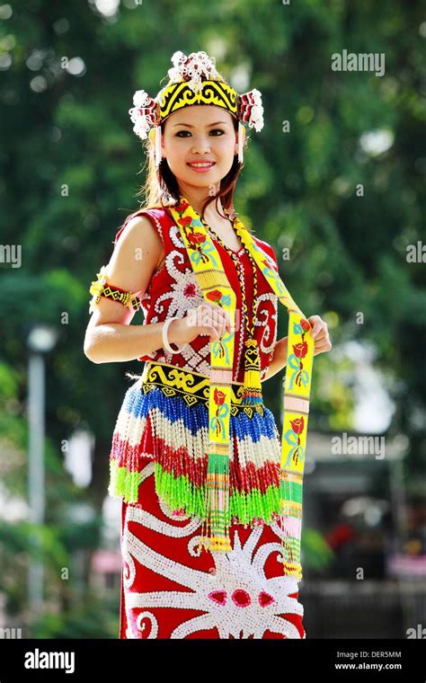 Frauen Gekleidet In Malay Traditionellen Kostüm Malaysia