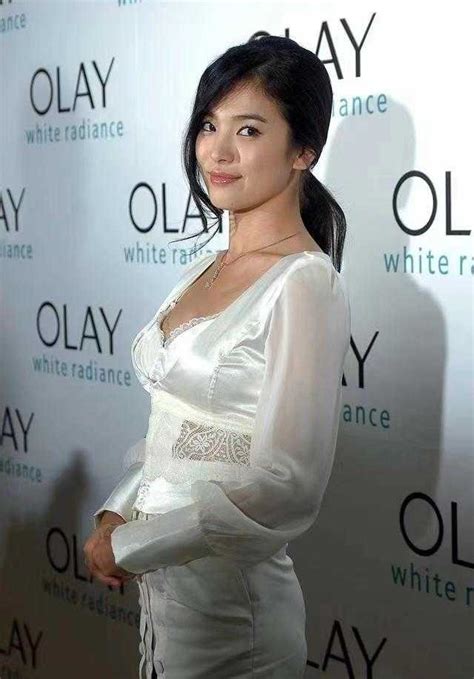 song hye kyo really let go this time the white and generous collar shows the side of the
