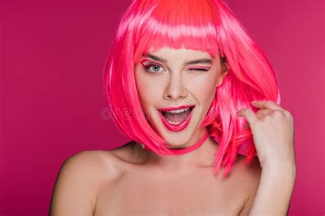 une fillette nue excitée qui s envole et pose dans une perruque rose néon isolée photo stock