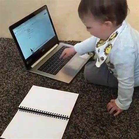 Ce Bébé Fait Semblant De Travailler Sur Un Ordi Portable Comme Vous Au Boulot Vidéo