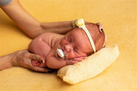 Tips Mudah Memotret Newborn Di Rumah Ala Fotografer Profesional