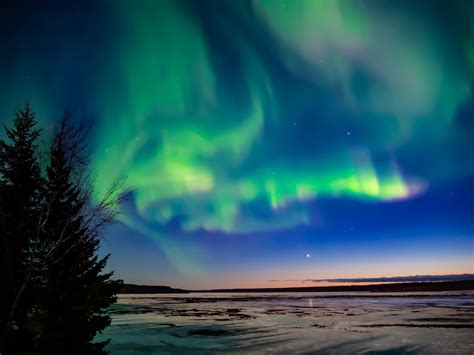 Auroras Boreales Y Venus Captados Desde Territorios Del Noroeste