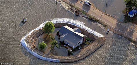 Mississippi River Flooding Residents Build Homemade Dams To Saves