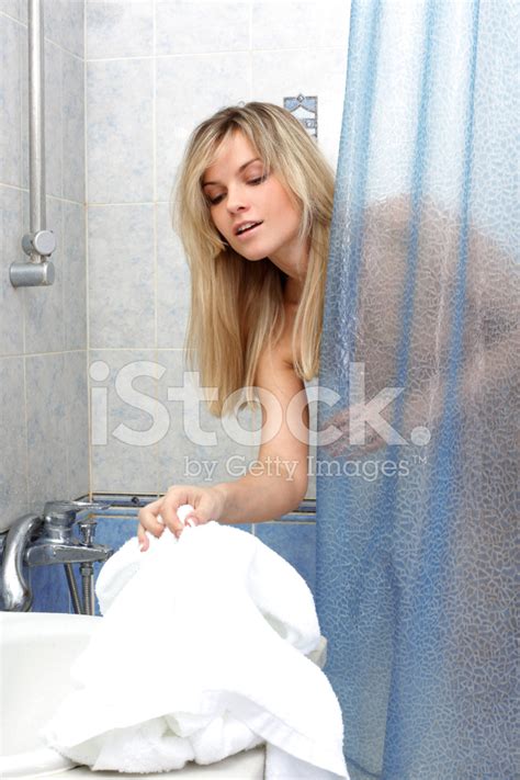 샤워 후 수건을 복용 하는 여성 스톡 사진 FreeImages