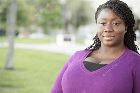 Afroamerikanerin lächelt Stockfotografie lizenzfreie Fotos felixtm