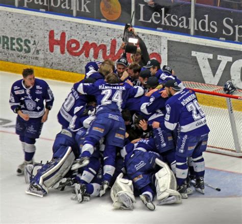 Föreningen är särskilt känd för sin ishockeyverksamhet som har blivit svenska mästarefyra gånger. Sekunden efter slutsignalen. Leksands IF