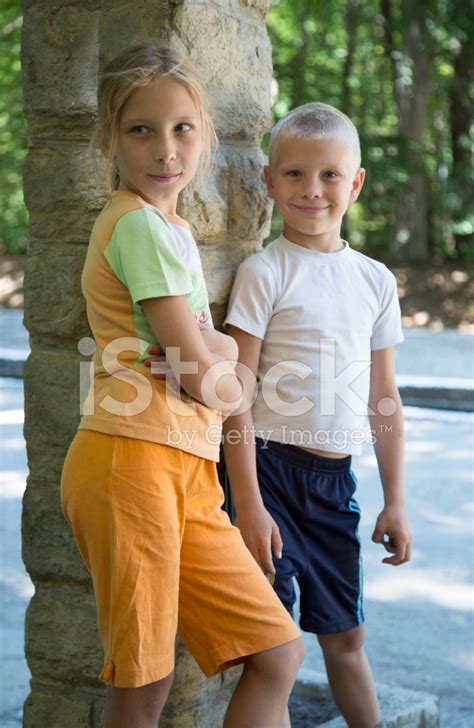 kinder bruder und schwester stehen im freien lächeln stockfoto lizenzfrei freeimages