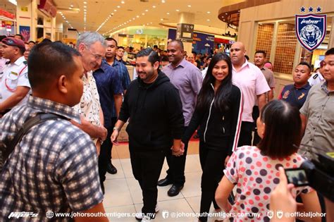 And yes, he ended up loving to watch! TMJ shows up in Aeon Tebrau City, buys everyone grocery ...