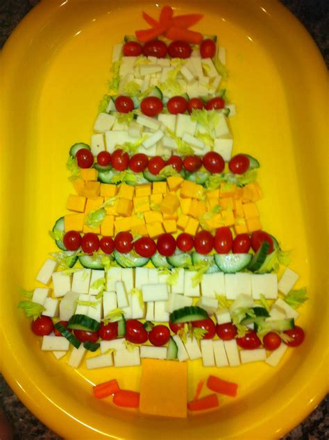 Your kids will love sharing these christmas treats at school! Christmas tree cheese and veggie platter for kids | Christmas party food, Christmas food, Kids meals