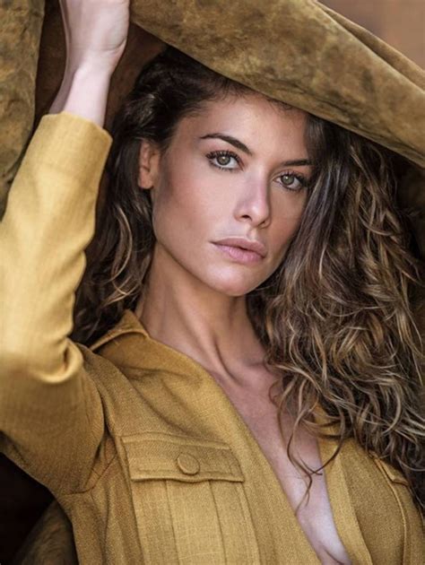 Sereia Alinne Moraes Posta Foto Nua Em Praia MH Celebridades E TV