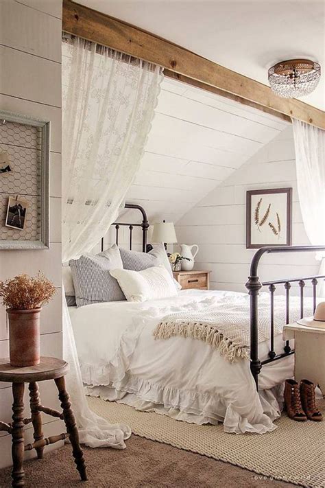 Romantic Rustic Farmhouse Master Bedroom Decorating Ideas 26
