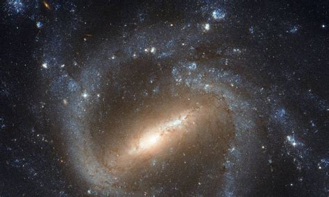 Una galaxia espiral es un tipo de galaxia de la secuencia de hubble que se caracteriza por las siguientes propiedades físicas: Um retrato clássico de uma galáxia espiral barrada ...