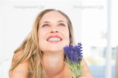 Beautiful blonde lying on massage table with mortar and pestleの写真素材 イメージマート