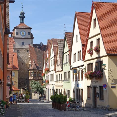 Die mittelalterliche altstadt zieht sie und ihre kinder schnell in ihren bann: rothenburg ob der tauber | deutschland | galgengasse mit ...