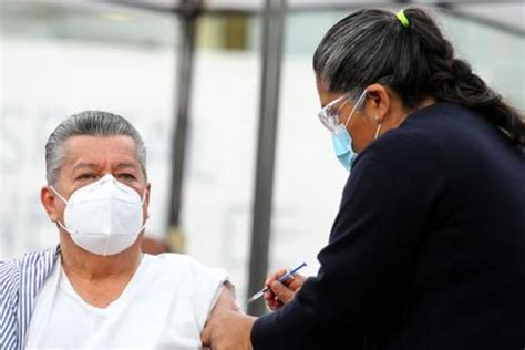 Quitan Cédula A Enfermera Que Vacunó Con Aire A Adulto Mayor