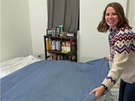 How To Put On A Duvet Cover In Less Than 5 Minutes Insider Duvet