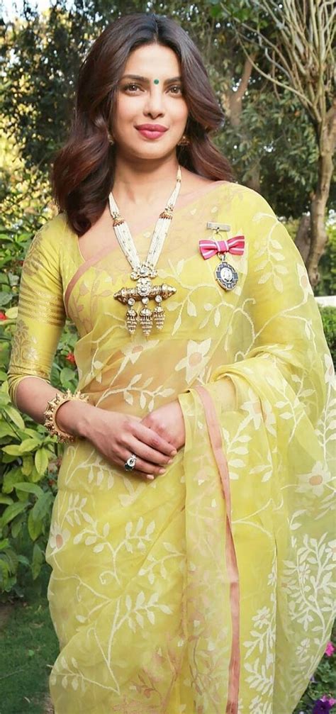 Priyanka Hot Looks In Terrific Saree Trending Pics Of Priyanka Chopra