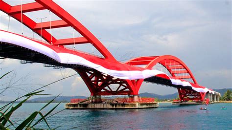 Foto Merah Putih Membentang Di Jembatan Merah Youtefa Jayapura