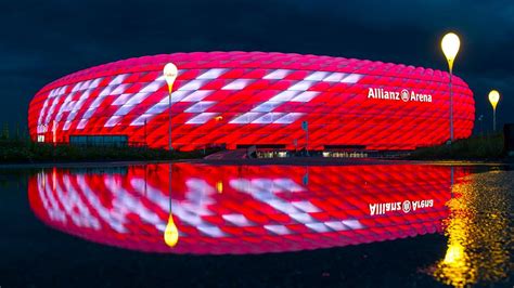ʔɛf tseː ˈbaɪɐn ˈmʏnçn̩), fcb, bayern munich, or fc bayern. FC Bayern: Meister dankt seinen Fans! Allianz Arena mit ...