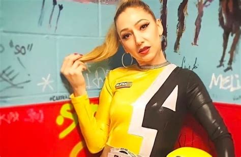 Monica May la Power Ranger amarilla que se convirtió en bailarina de burlesque y vende