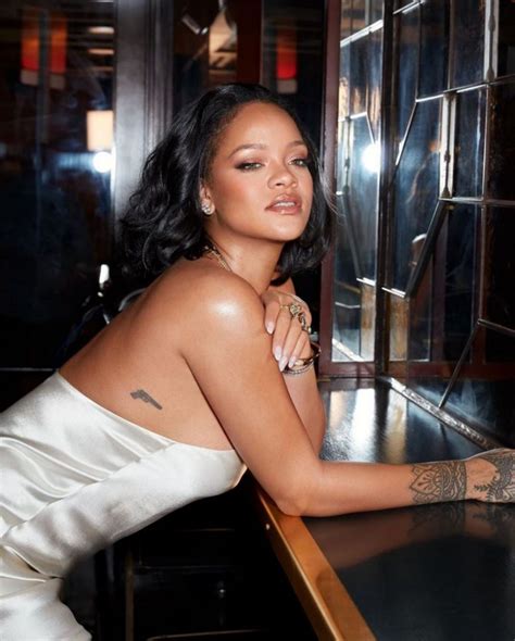 Рианна, rihanna, savage x fenty. Rihanna Showcases Fenty Beauty: Cream Blush & Bronzer 2020 ...