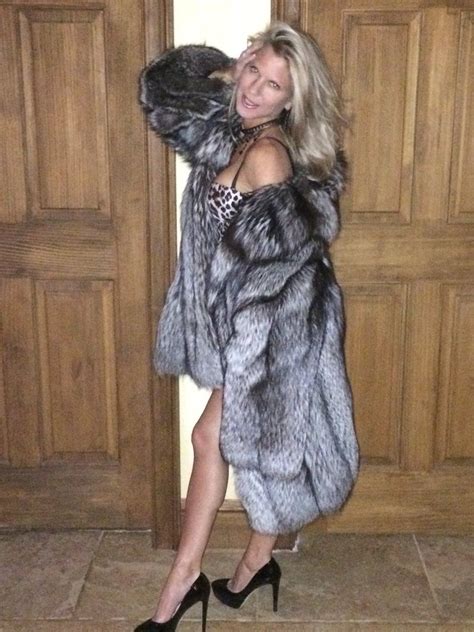 Pin By Gr Mcrw On Roxana Wonderful Fur World Fur Coats Women Fur