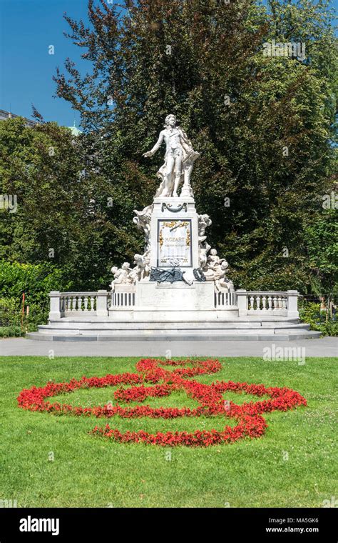 Mozarts Denkmal Europa Stockfotos Und Bilder Kaufen Alamy