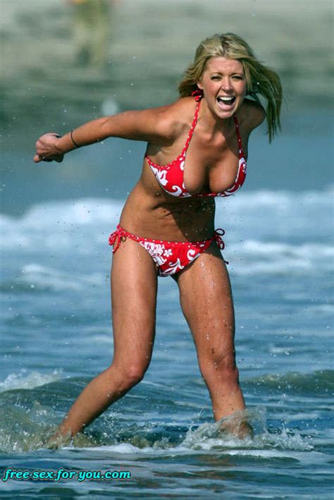 Tara Reid Tits Slip And Bikini Posing On Beach Porn Pictures Xxx