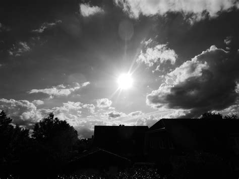 무료 이미지 구름 검정색과 흰색 하늘 태양 화이트 햇빛 분위기 여름 어둠 검은 단색화 월광 기상 현상