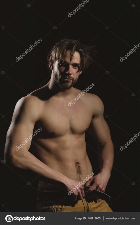 Schöner Mann Mit Nacktem Muskulösem Oberkörper Mit Sixpacks Stockfotografie Lizenzfreie