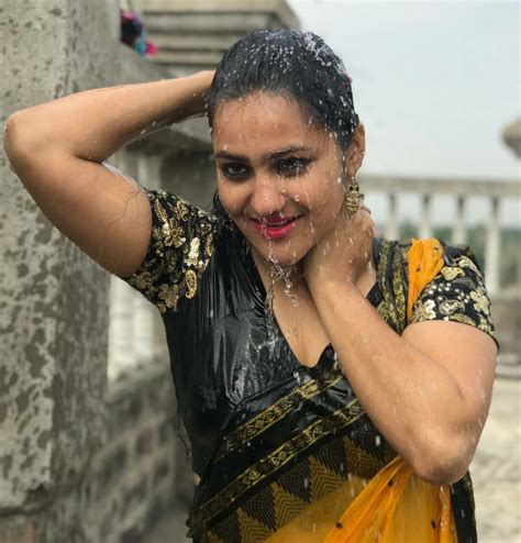 hot indian girl in wet saree