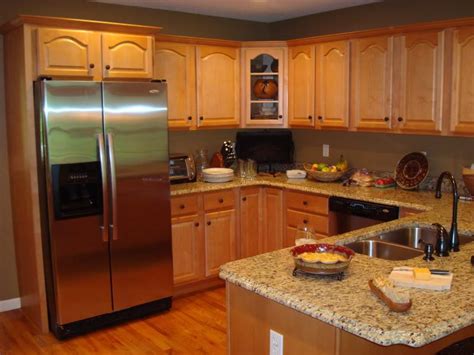 The white colored oak kitchen cabinets complement any kitchen theme whether traditional or modern which will be a wonderful choice to achieve beautiful kitchen with significant style and class. Paint Colors For Kitchens With Golden Oak Cabinets Design ...