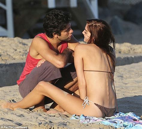 Adrian Grenier Shares Kiss With Bikini Clad Brunette On Malibu Beach Daily Mail Online