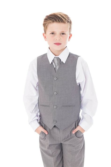 Der anzug mit weste und kontrastfarbener krawatte von man's world wirkt mit dem changierenden strukturmuster besonders edel verleiht deinen smarten looks eine extraportion charme. Jungen Anzug, 5-teilig, grau - Melli-Trends