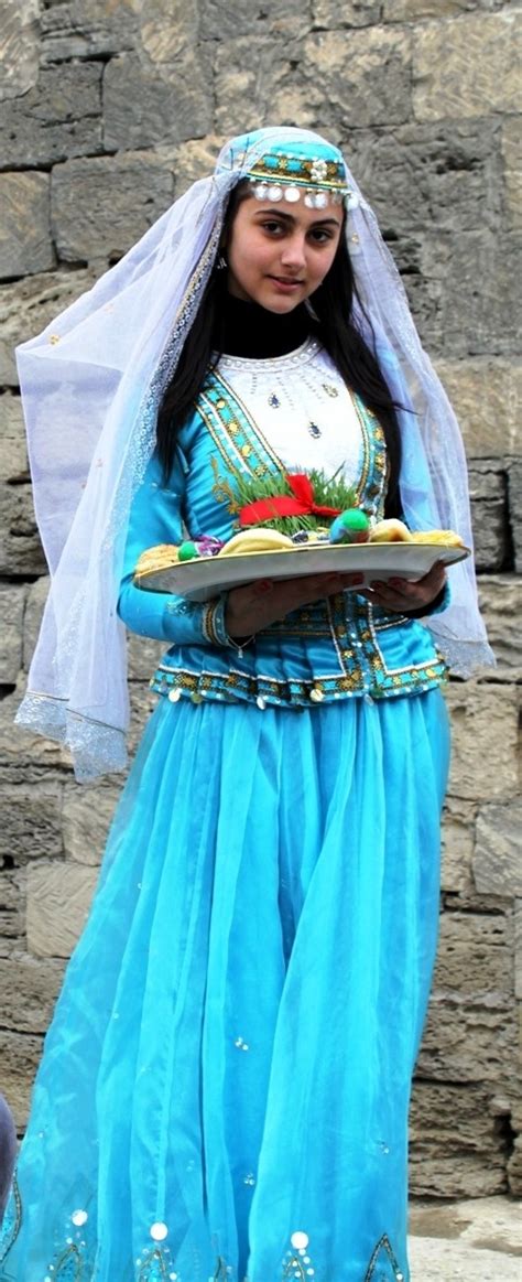 Azerabijan kadının 100 yıllık değişimi 3 dakikada nasıl olur.azerbaycan qadının 100 illik deyişmesi 3 deqiqede nece olur. Azerbaijani traditional clothing - Wikiwand