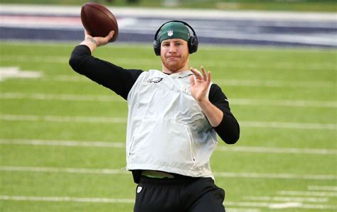 Watch Eagles Carson Wentz Throws Football In Public For 1st Time