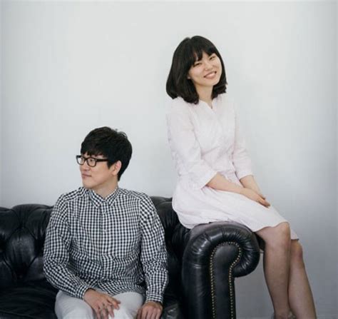 정바비 너의 셰계를 스칠 떄 북토크 정바비가 변환 연주하고 짙은이 함께 부름 원곡spitz의 cherry. 가을방학 정바비 누구? 기타리스트 출신 가수…BTS와 곡 작업