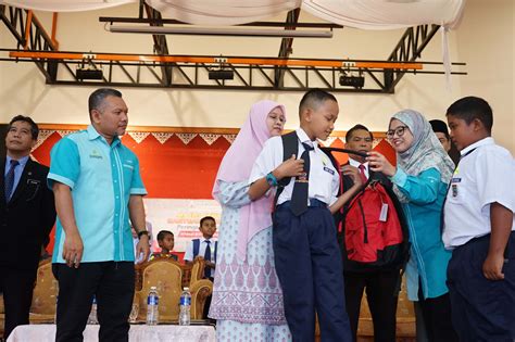 Check spelling or type a new query. MAJLIS PENYAMPAIAN SUMBANGAN PERSEKOLAHAN 2019, KAWASAN ...