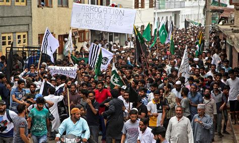 Hundreds Of Protestors Clash With Police In Occupied Kashmir World Dawncom